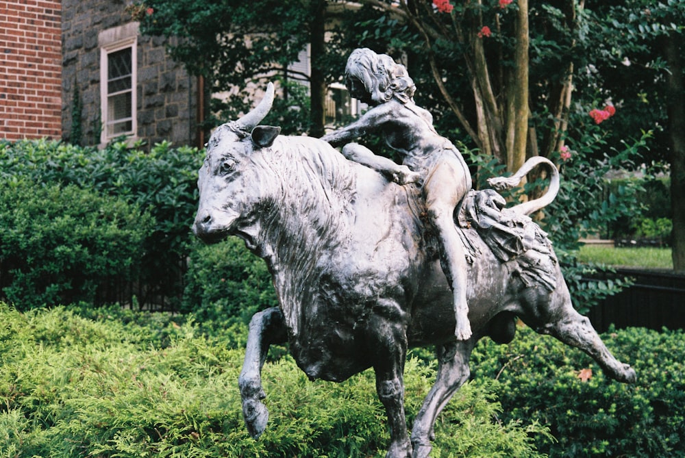 une statue d’une personne à cheval