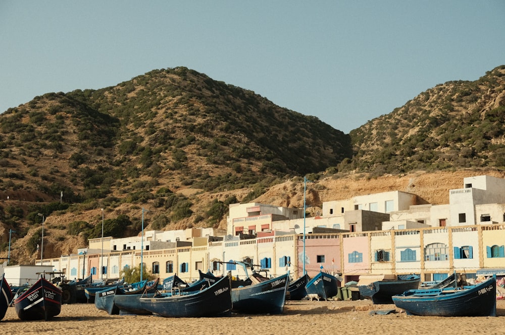 bateaux garés sur la plage