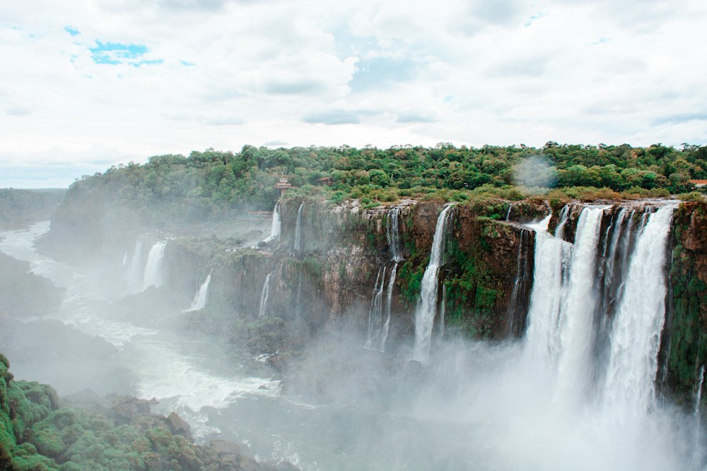 Iguazú-Wasserfälle im Regenwald