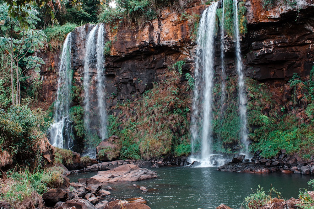 uma cachoeira sobre um corpo de água