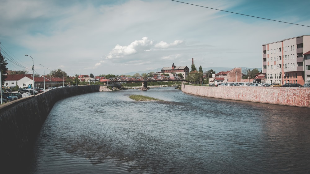 un plan d’eau avec des bâtiments le long de celui-ci