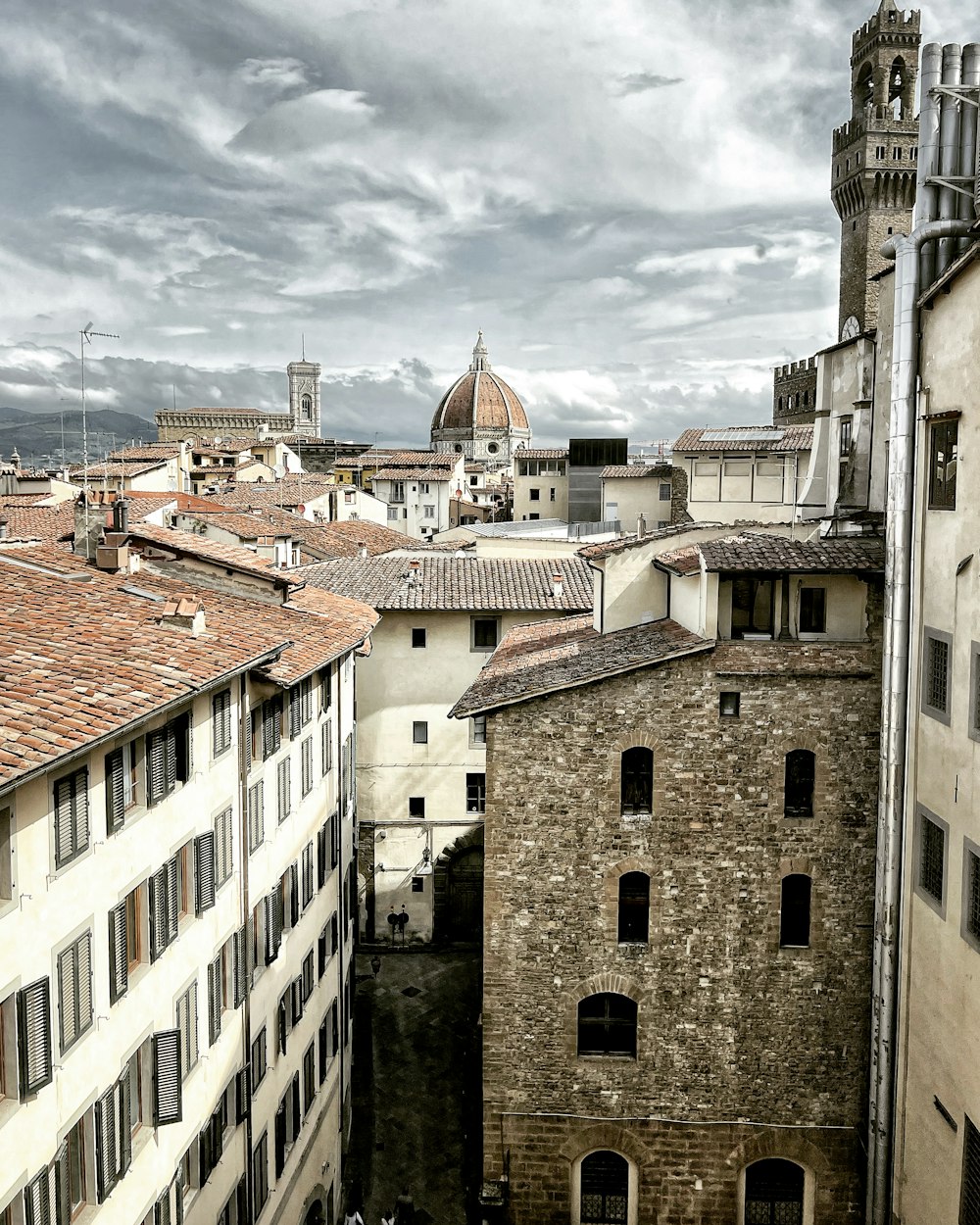 Un gruppo di edifici con un tetto a cupola