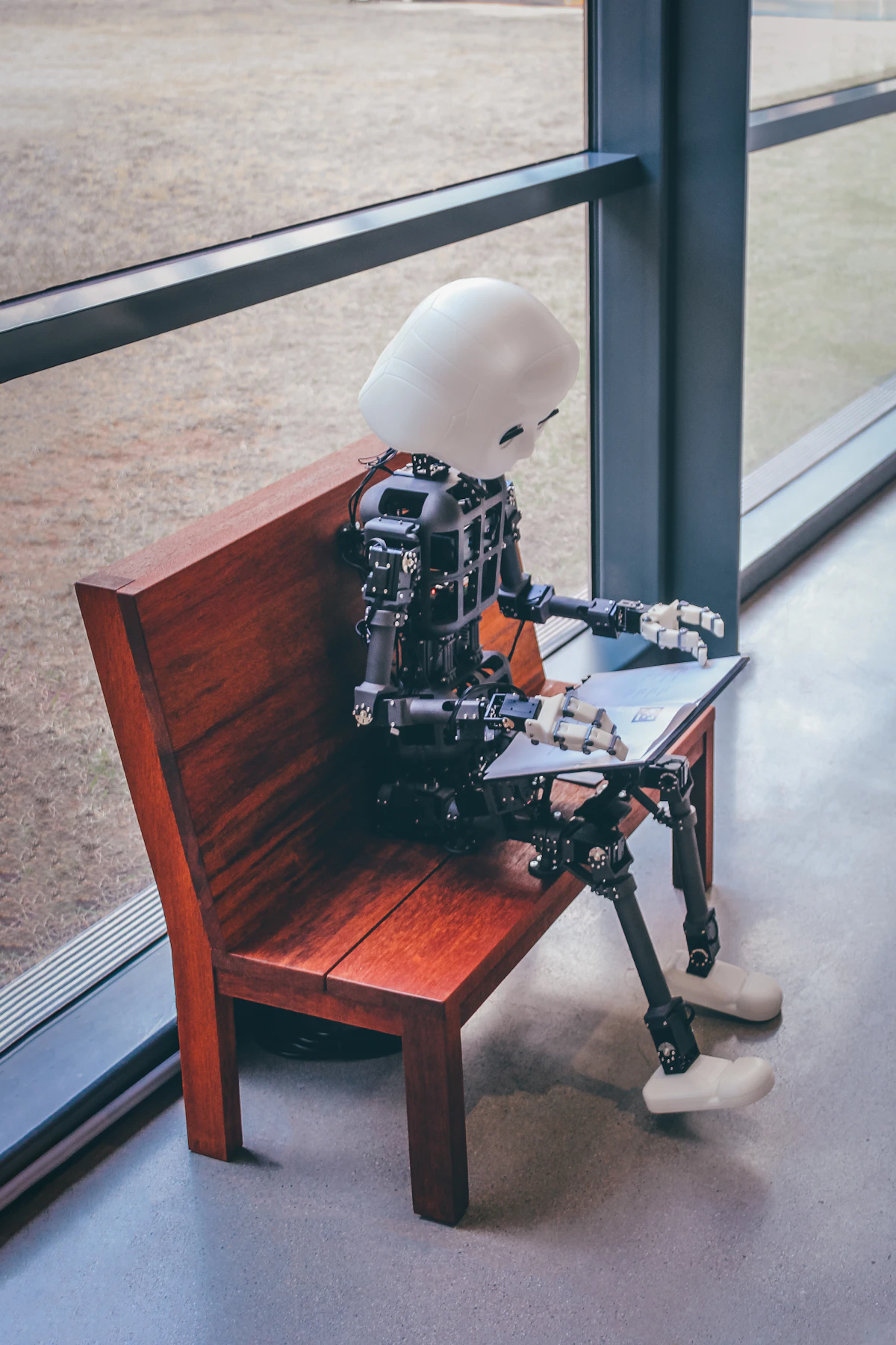Robot como representación del futuro asistente educativo AulaBot