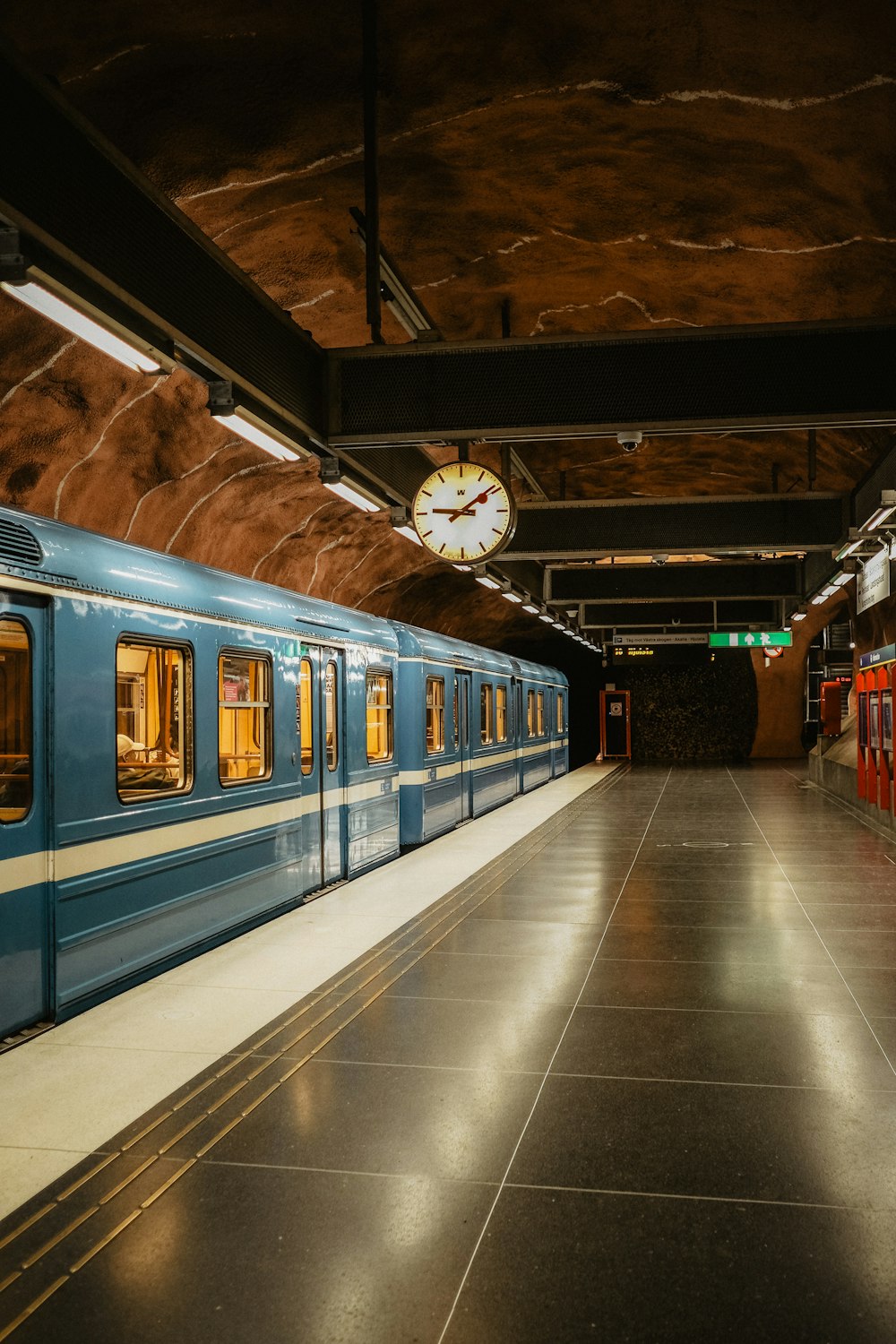 una stazione ferroviaria con un orologio