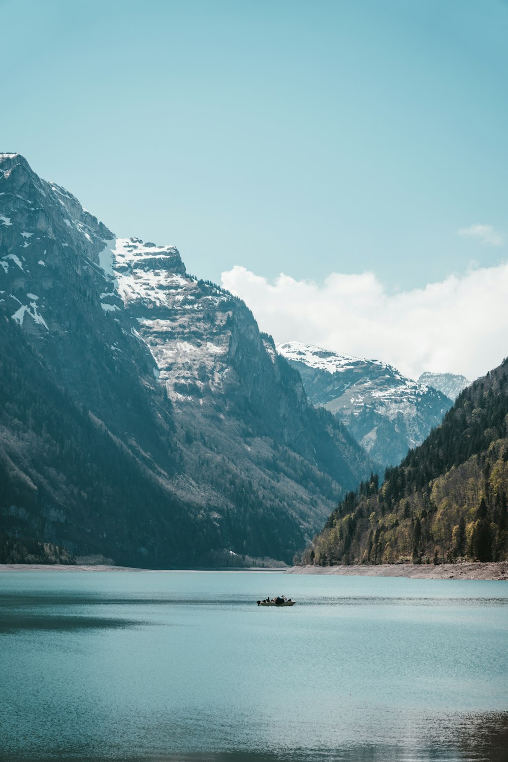 Una barca in un lago con le montagne sullo sfondo