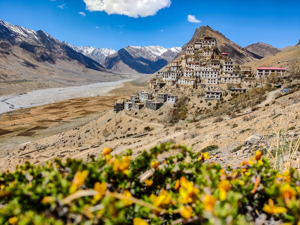 Un bâtiment sur une colline