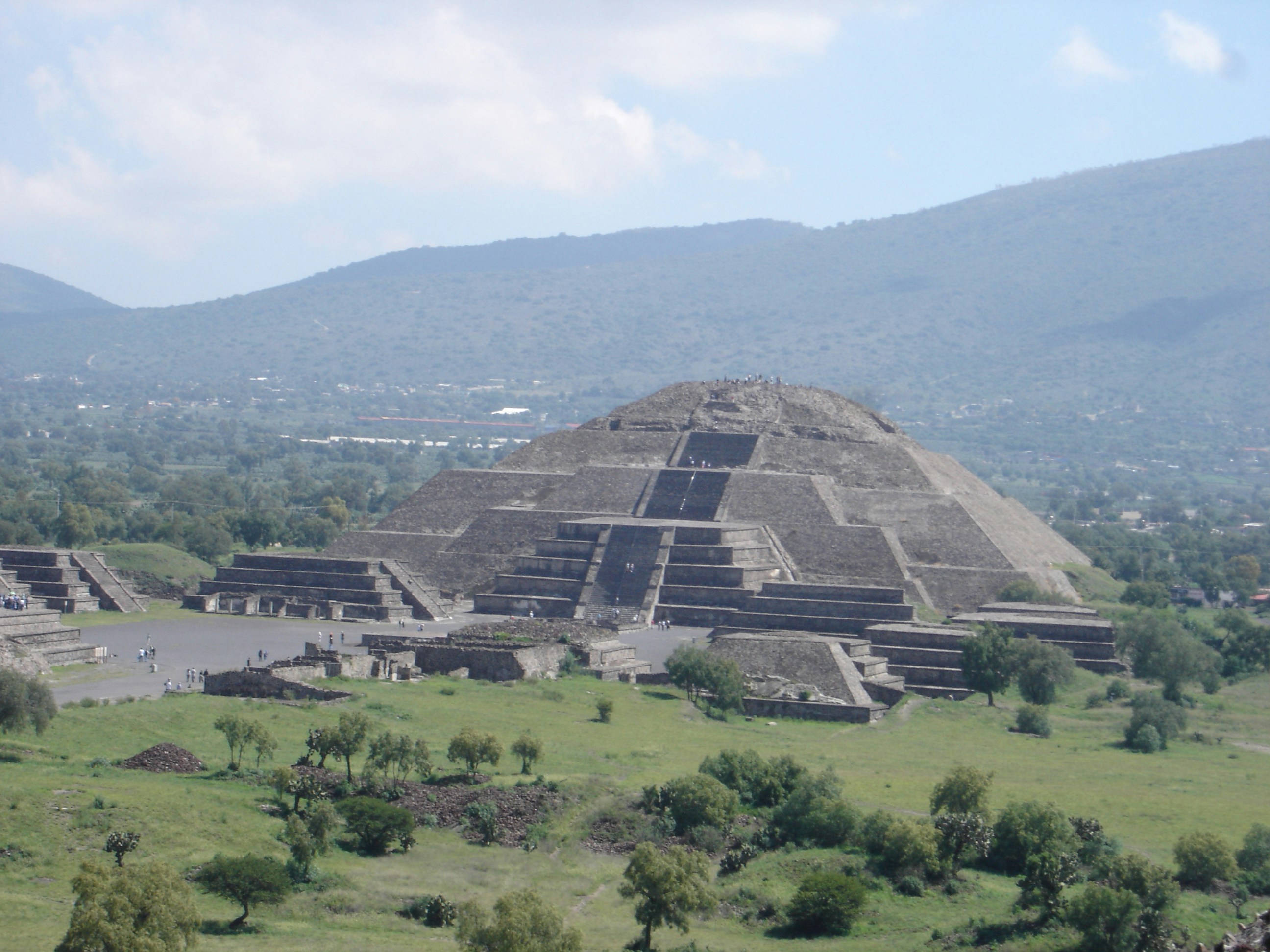 Teotihuacán: Climbing the Massive Pyramids of the Sun and Moon