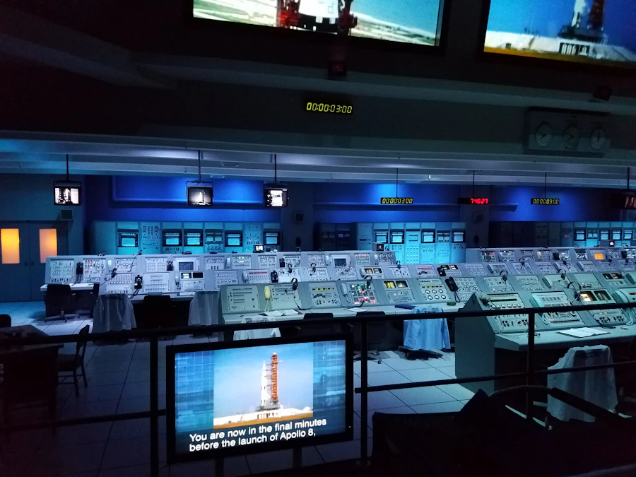 Sala com diversas telas de monitoramento