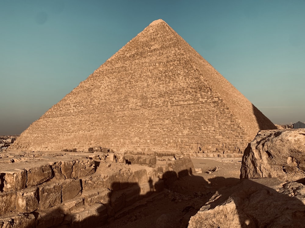 Una pirámide en el desierto