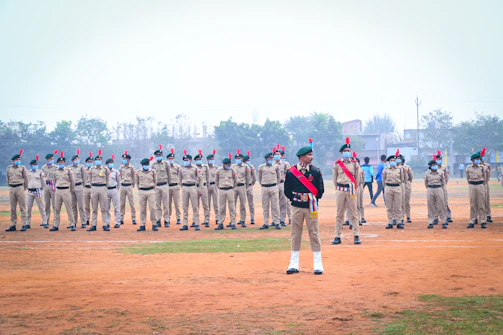 Sargento Bernal instructing a group of international military personnel in a field training exercise.