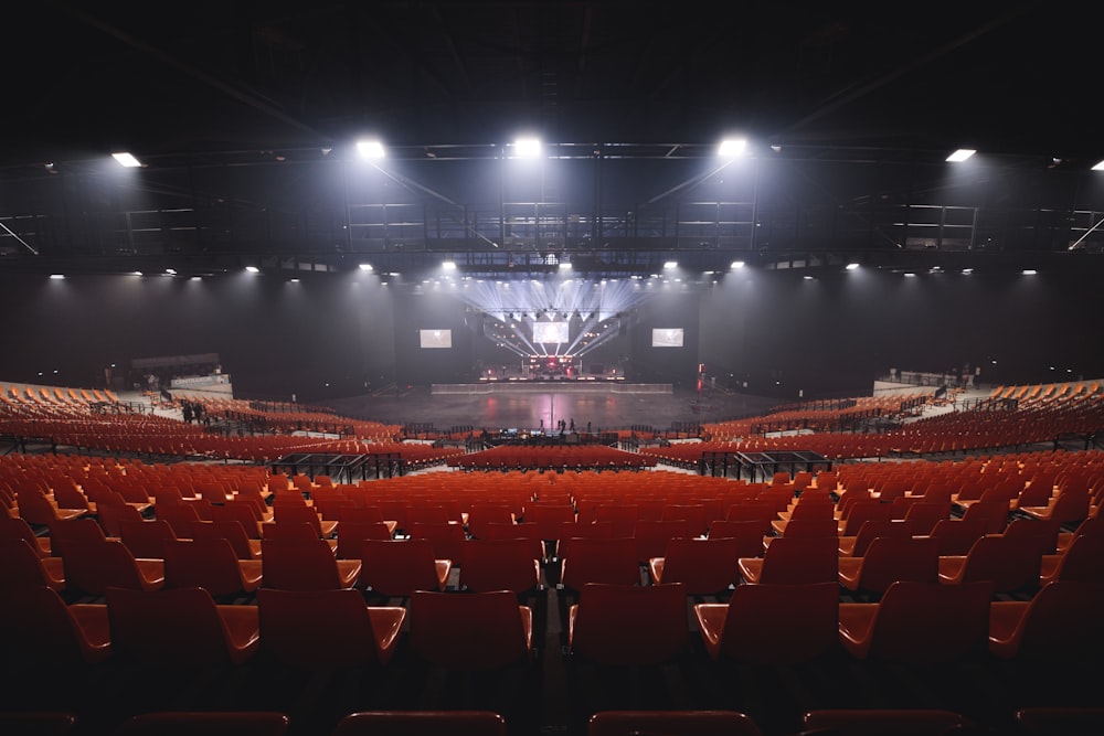 Un gran auditorio vacío