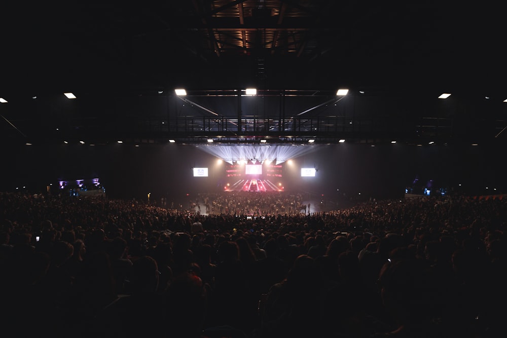 Una grande folla di persone in una sala da concerto