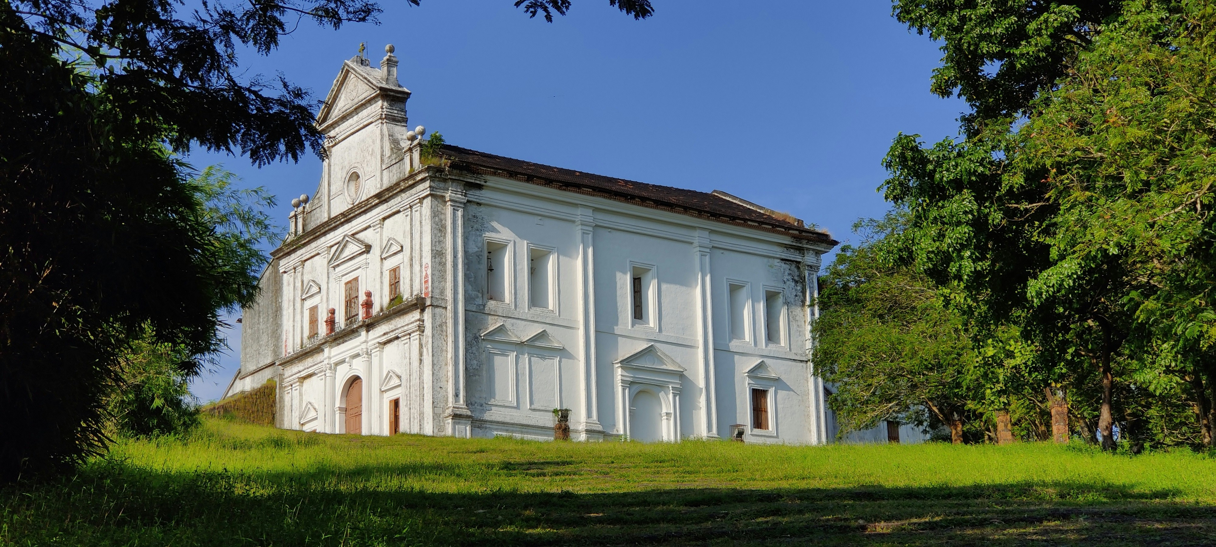 Ein weißes Gebäude mit einem Turm