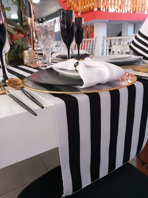 Elegant table setting featuring linen napkins and runners
