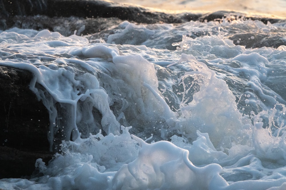 une grande cascade avec de la glace