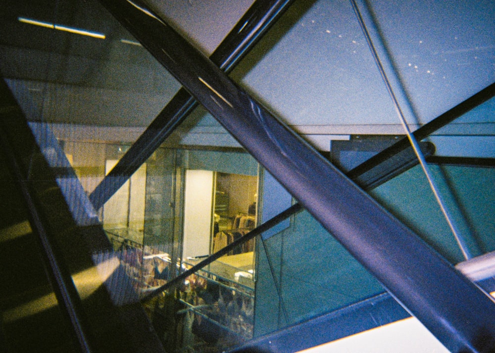 uma sala grande com um teto de vidro