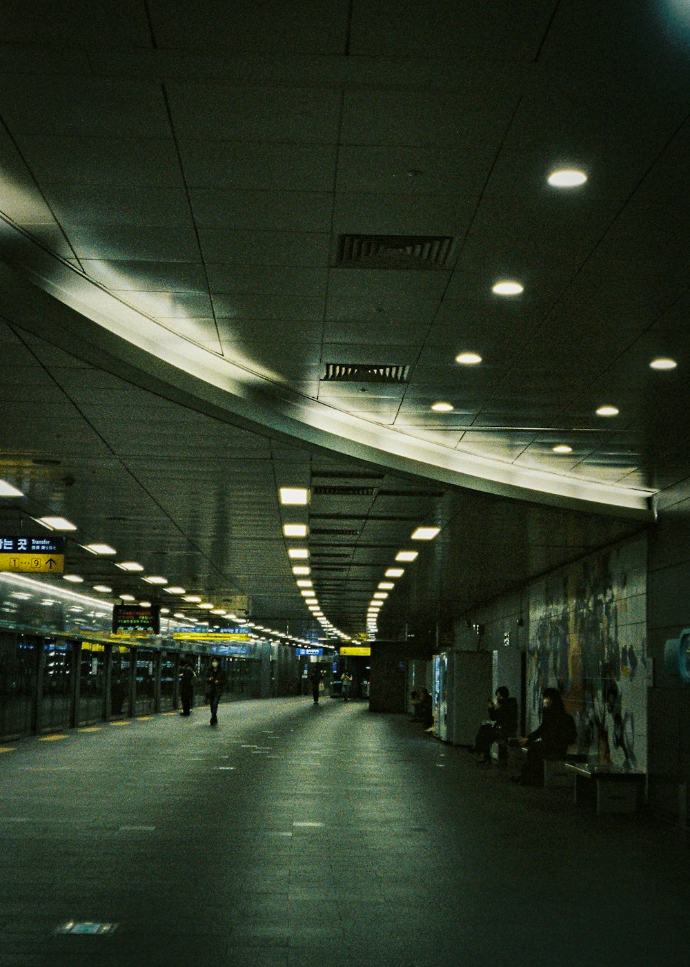 uma grande estação de trem coberta