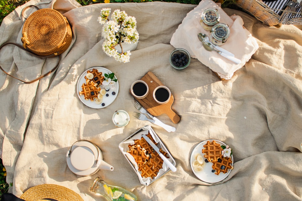 uma mesa com pratos e comida sobre ela