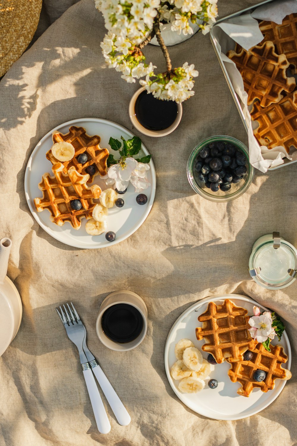 ein Tisch mit Tellern mit Essen und Tassen Kaffee