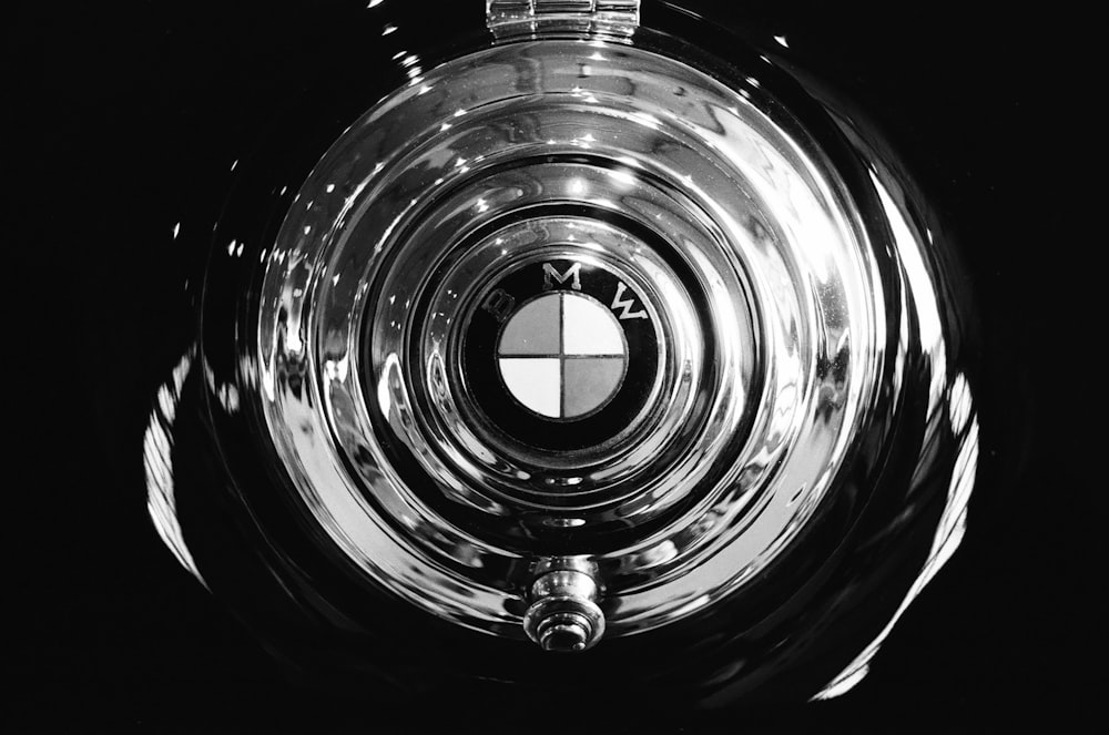 uma foto em preto e branco de um objeto circular com um círculo no meio