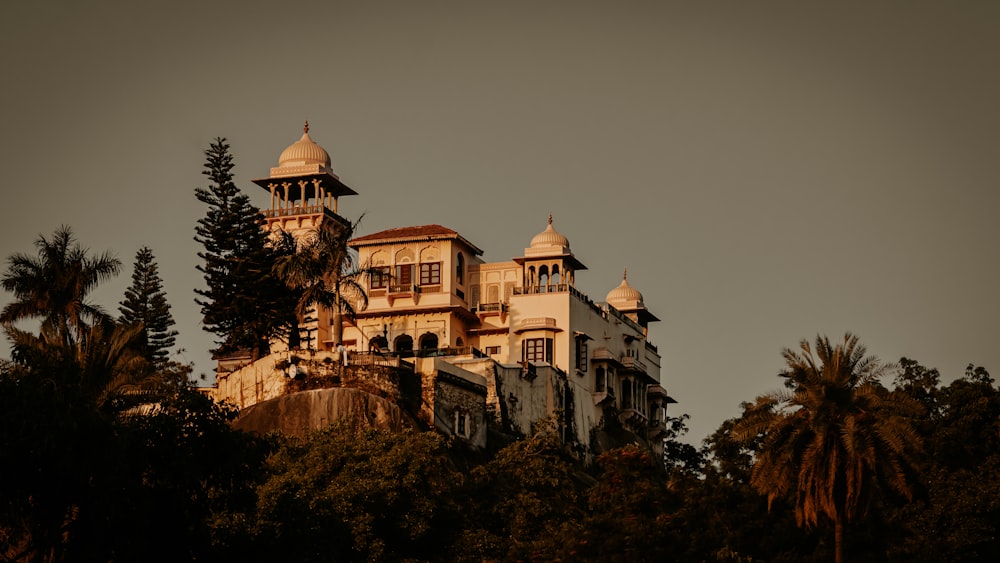 Un grande edificio bianco con cupole e torri sulla cima di una collina