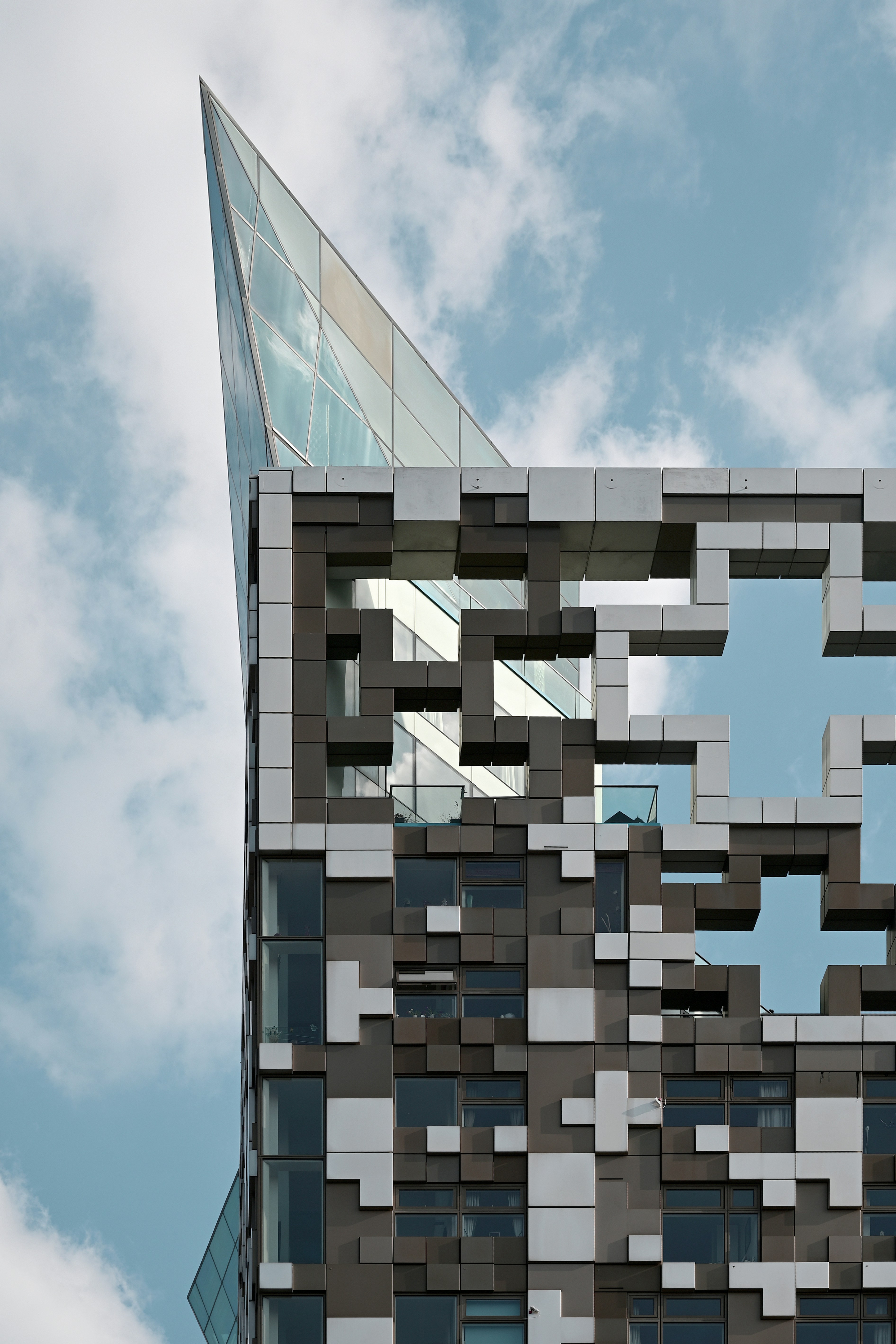 gray computer monitor