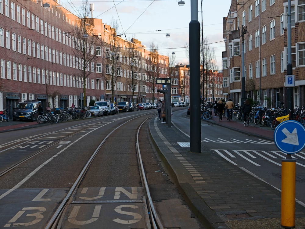 Eine Straße mit Autos und Menschen