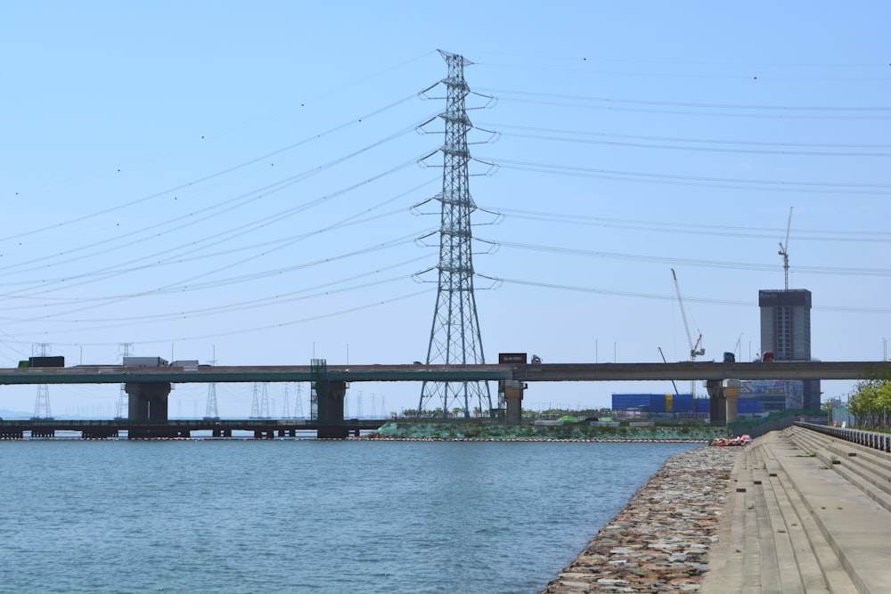 un pont au-dessus d’une rivière