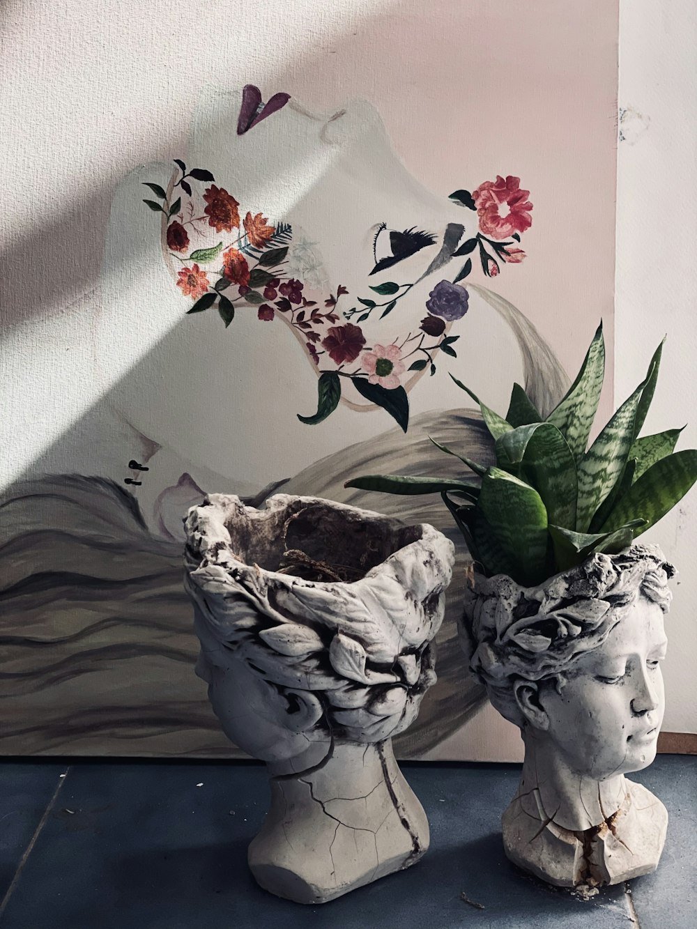 un paio di vasi con fiori