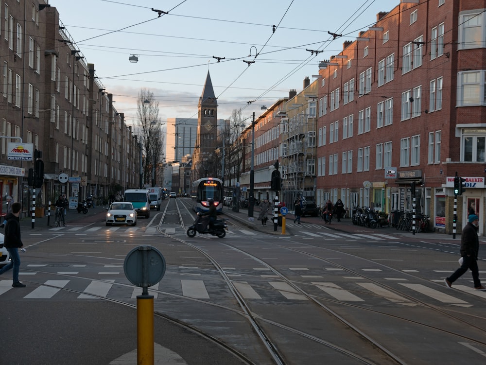 Une rue de la ville avec un bus et des voitures