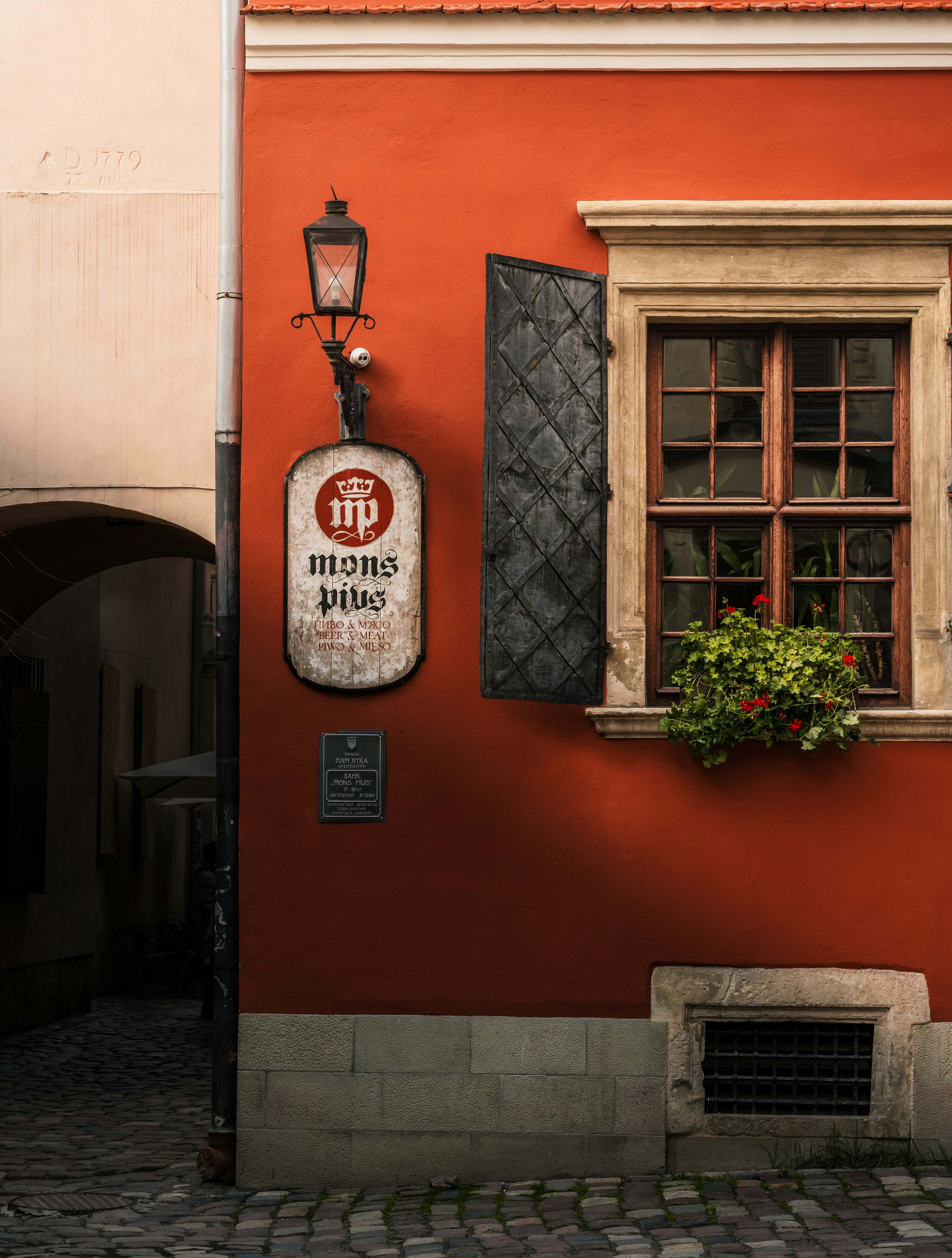 ein Schild an einem Gebäude
