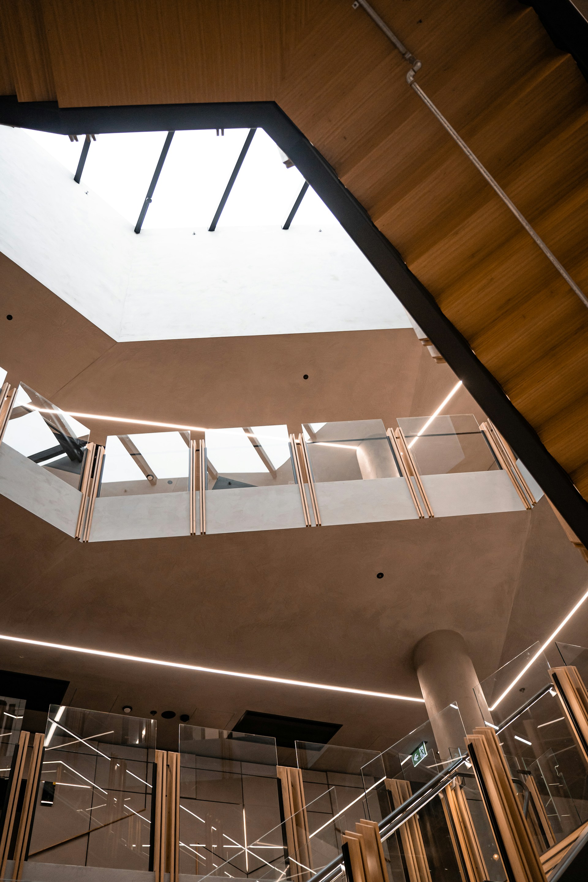 Contemporary office space featuring natural light and minimalist design, reflecting ATQ - arquitetura's blend of function and aesthetics.