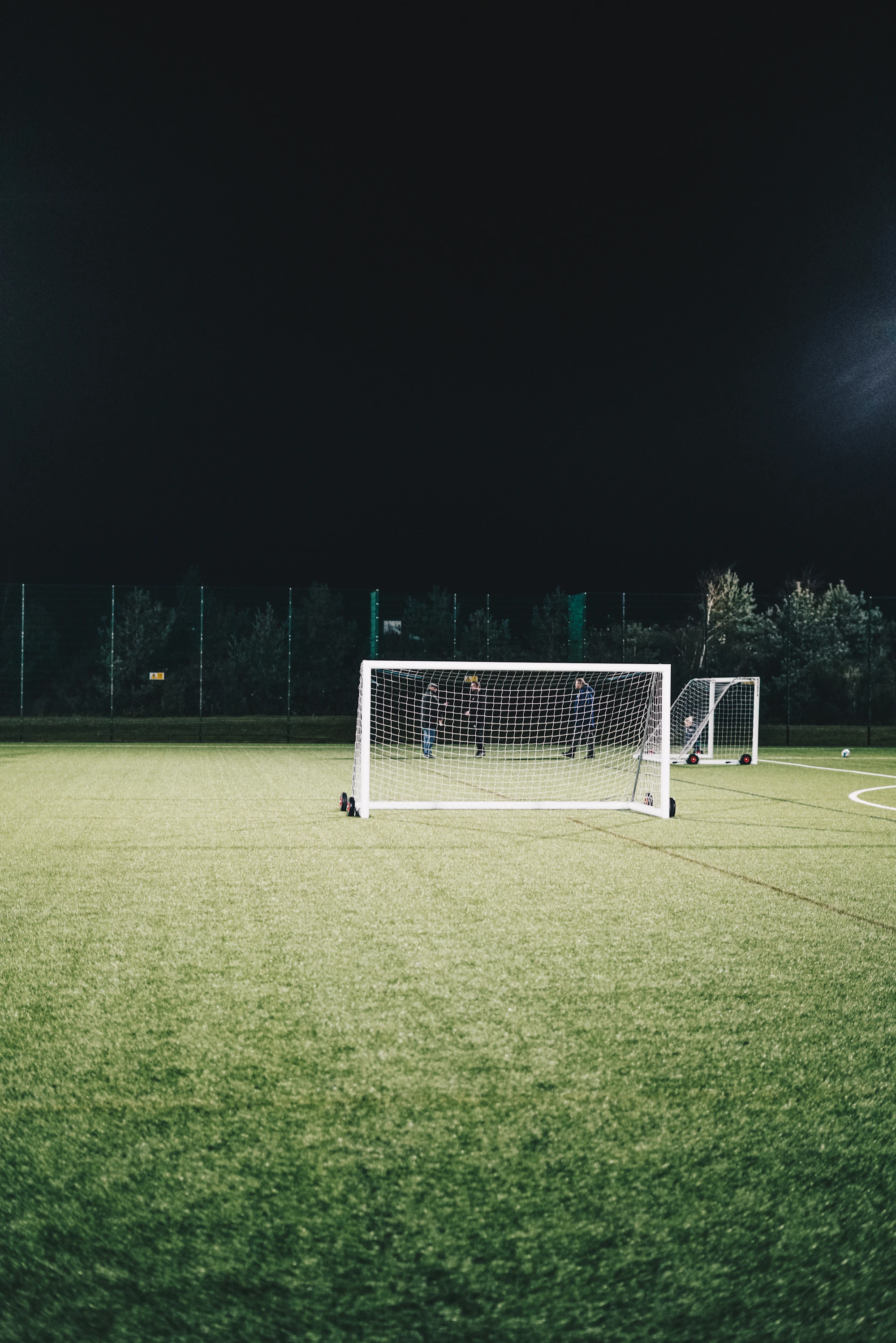 But de football sur un terrain éclairé de nuit