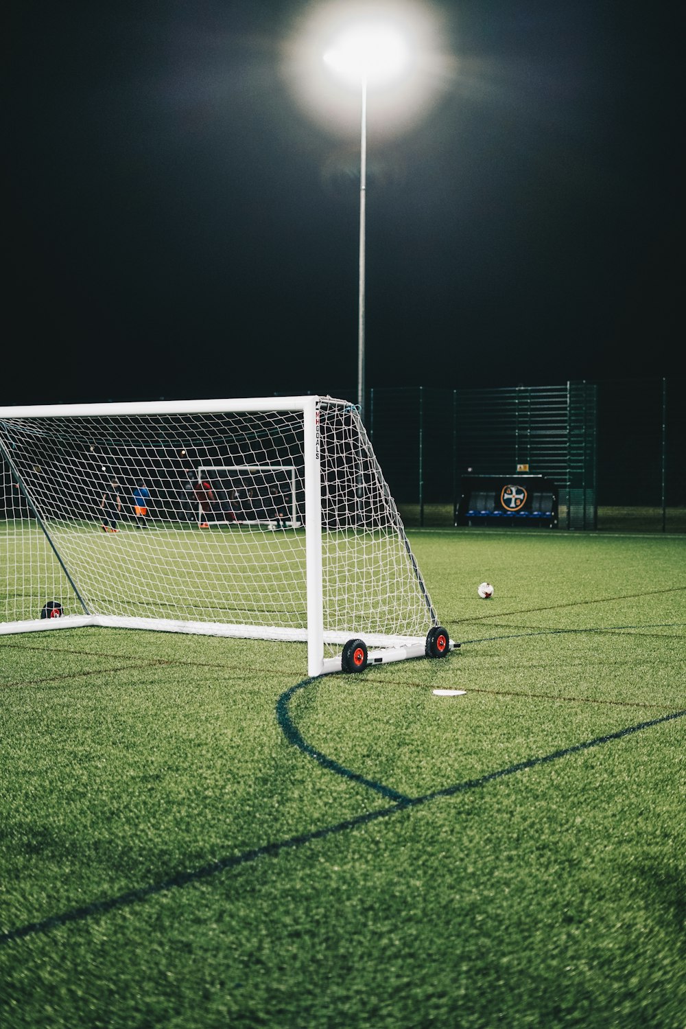 Foto Um gol de futebol em um campo – Imagem de Futebol grátis no