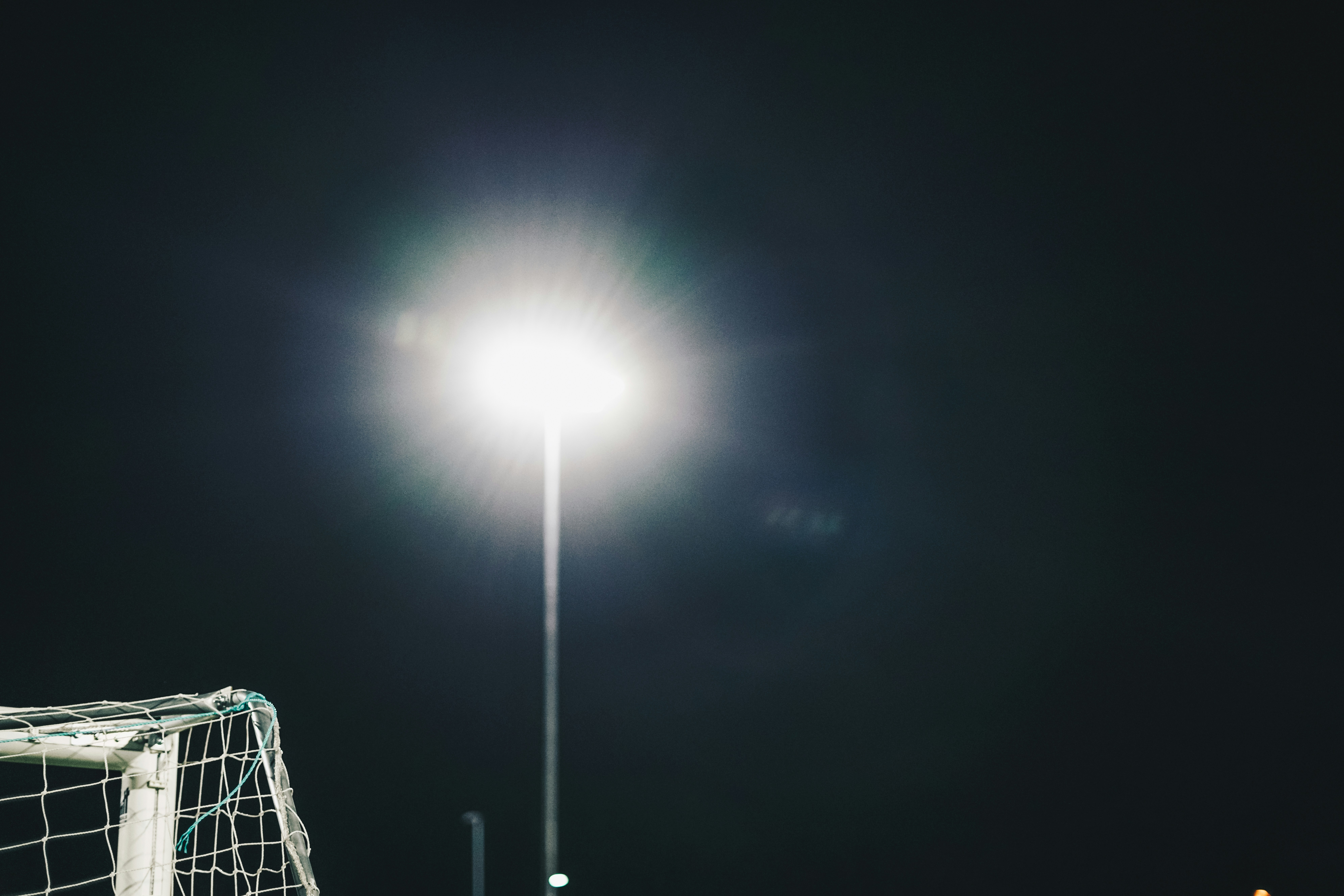 Estadio iluminado durante un partido nocturno de fútbol