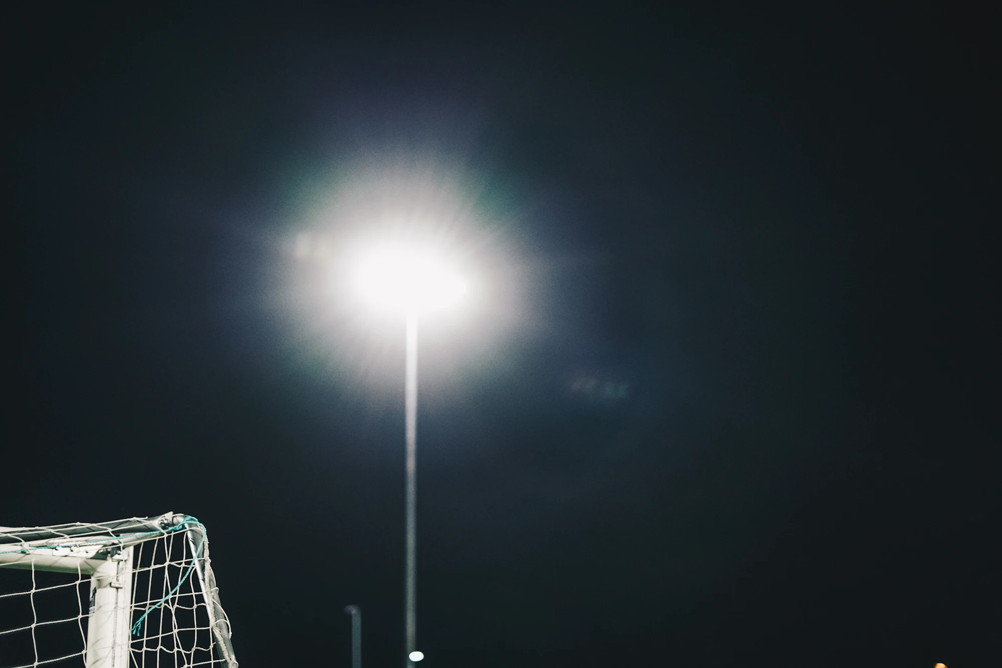 Projecteur de stade dans la nuit