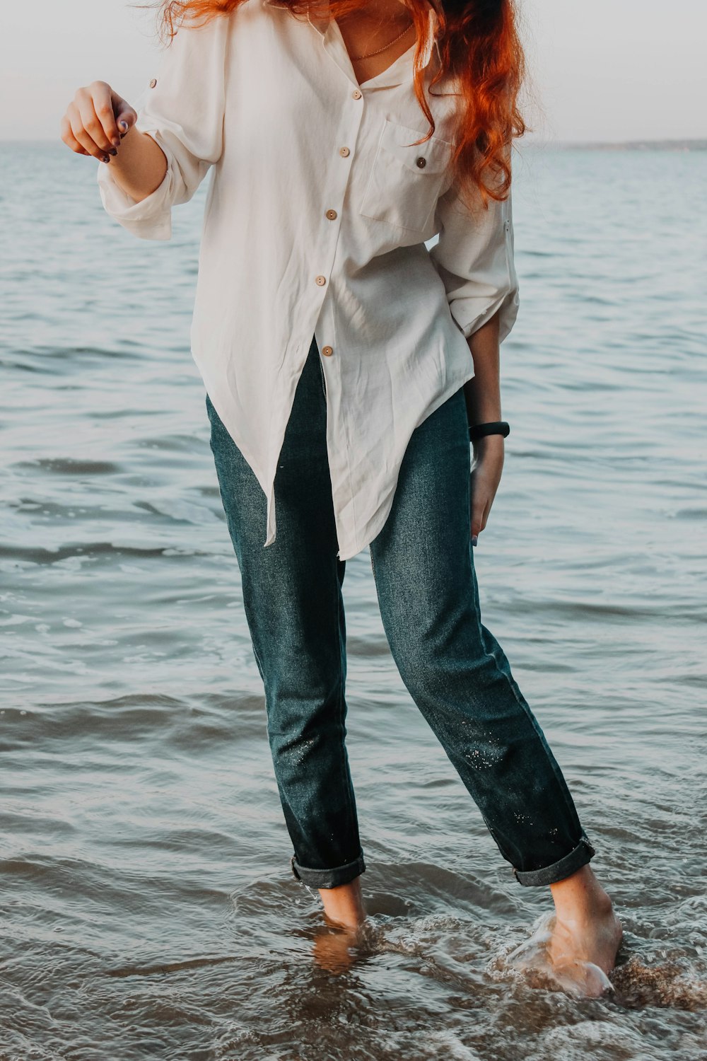 une personne debout dans l’eau