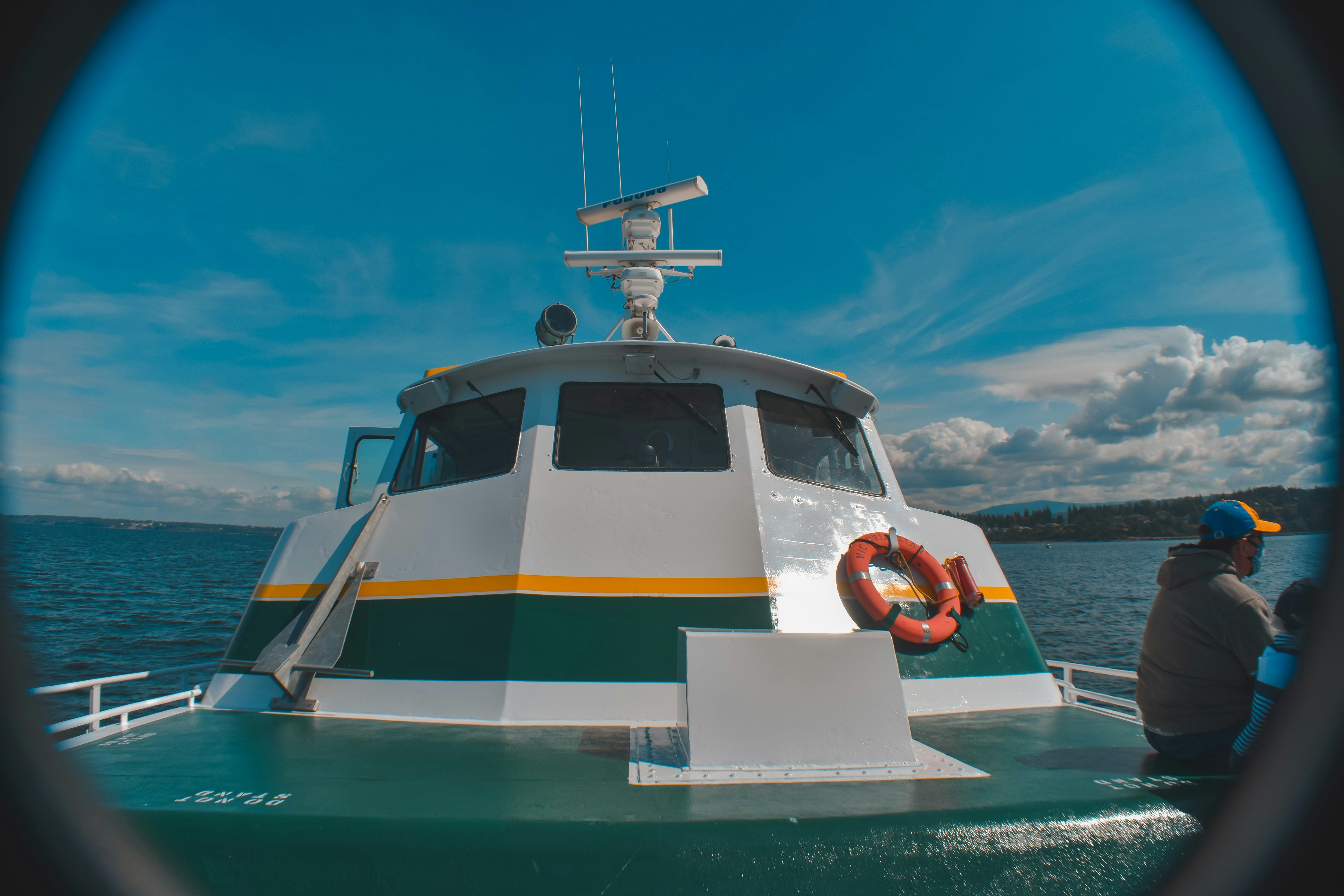 perahu di atas air