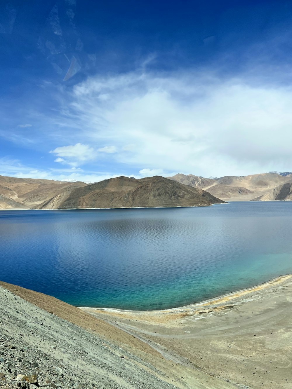 un cuerpo de agua con colinas en el fondo