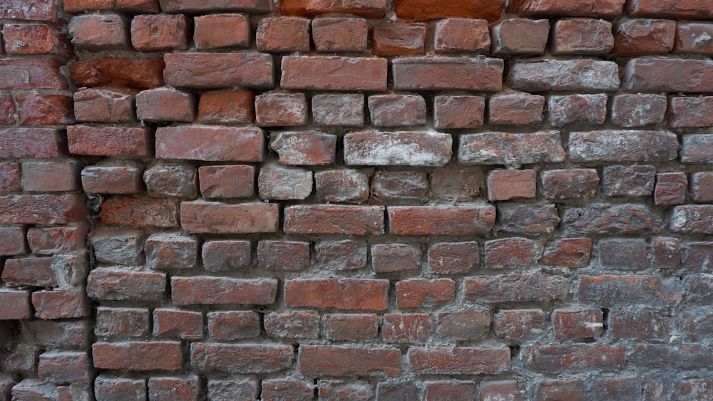 una pared de ladrillo con una pared de ladrillo