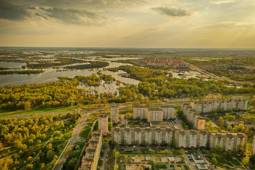 Eine Stadt mit einem Fluss, der durch sie fließt