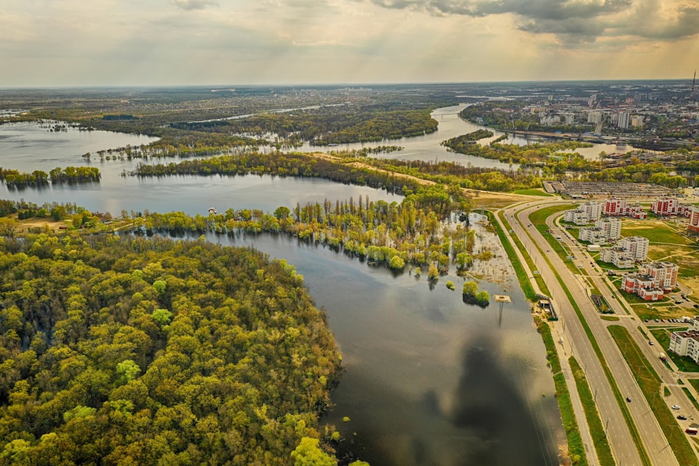 Ein Fluss mit einer Straße und Bäumen