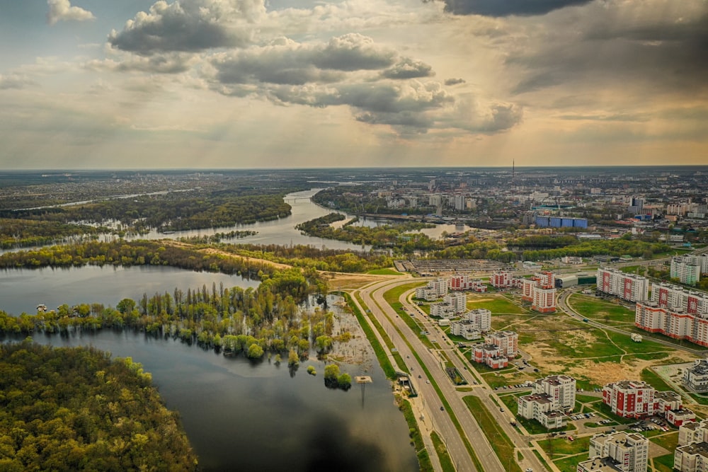 Eine Stadt mit einem Fluss, der durch sie fließt