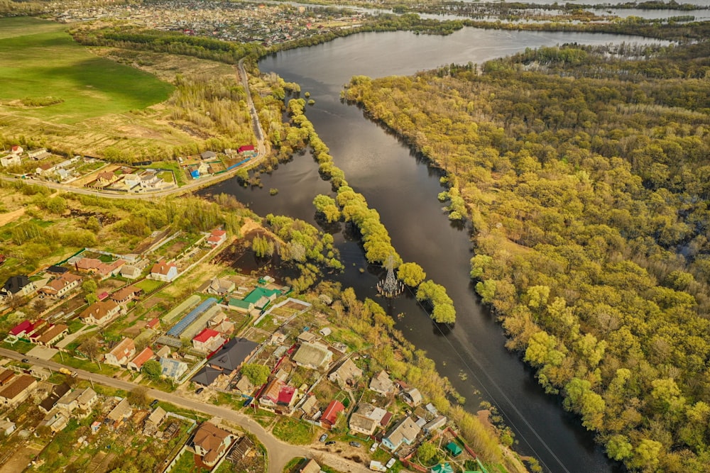 Ein Fluss mit Häusern und Bäumen