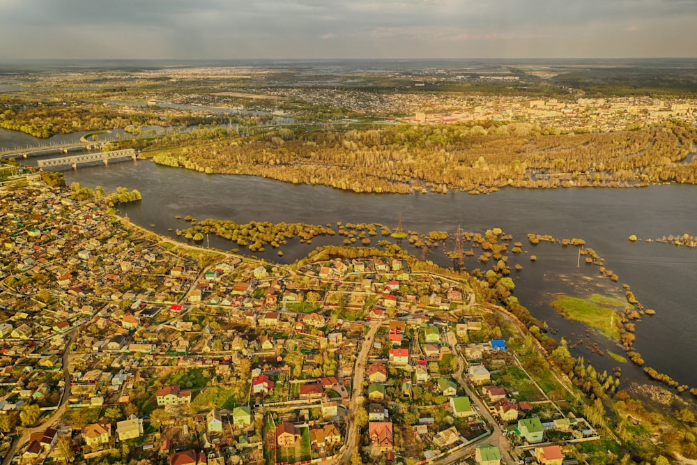 Une ville au bord d’une rivière