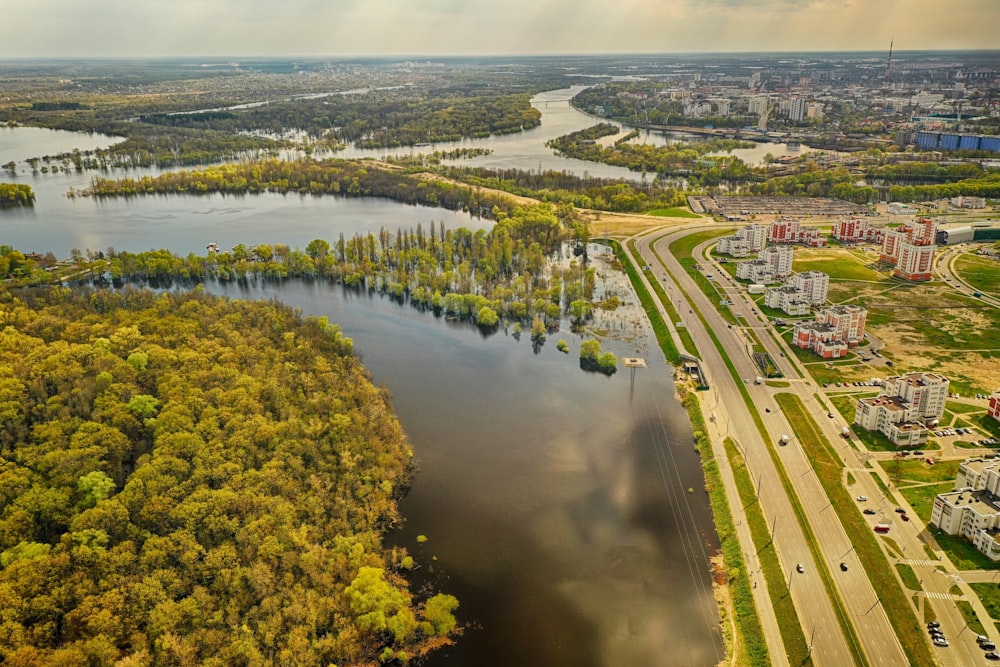 Ein Fluss mit einer Brücke und Bäumen