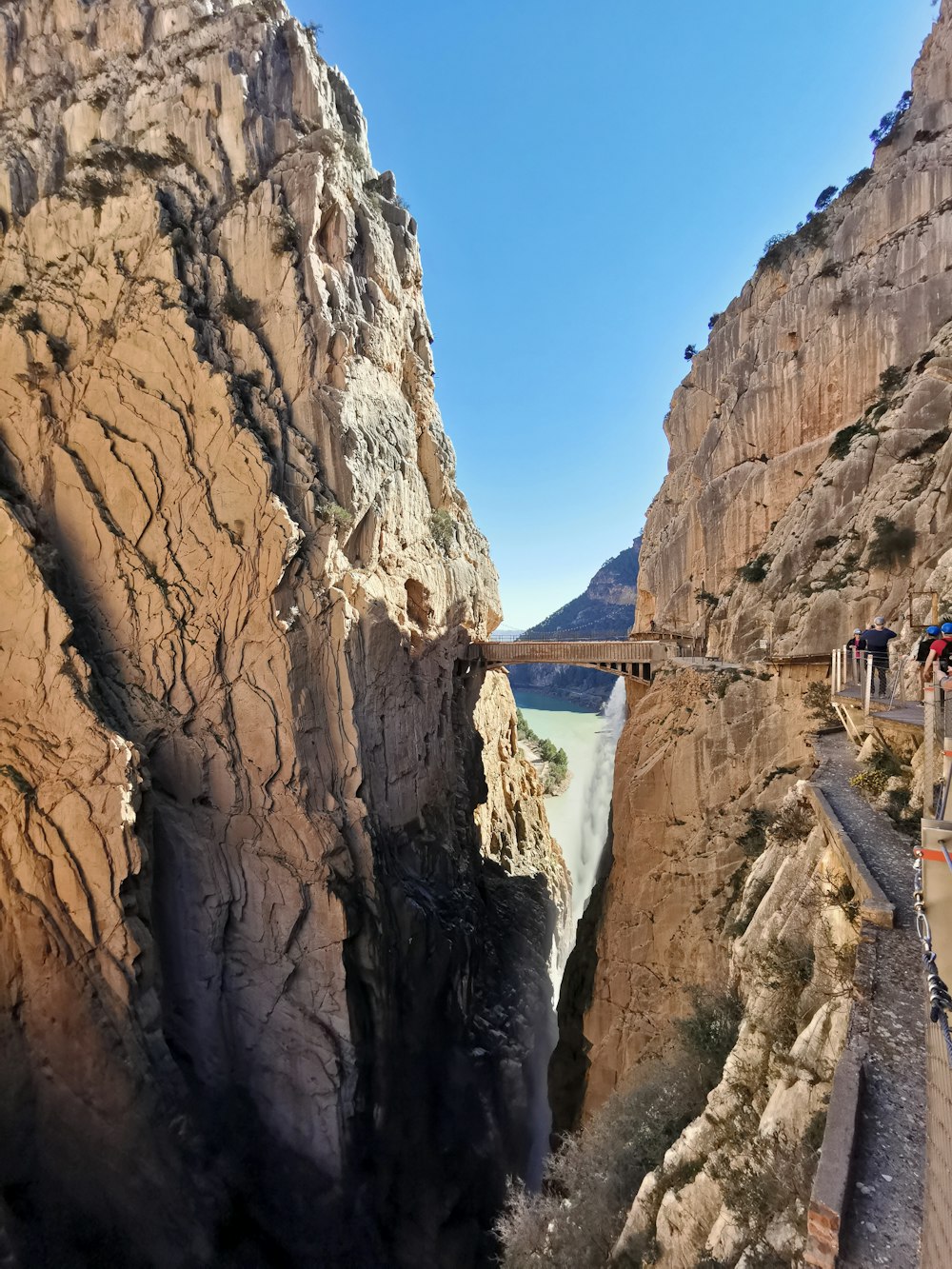 Un puente sobre un cañón