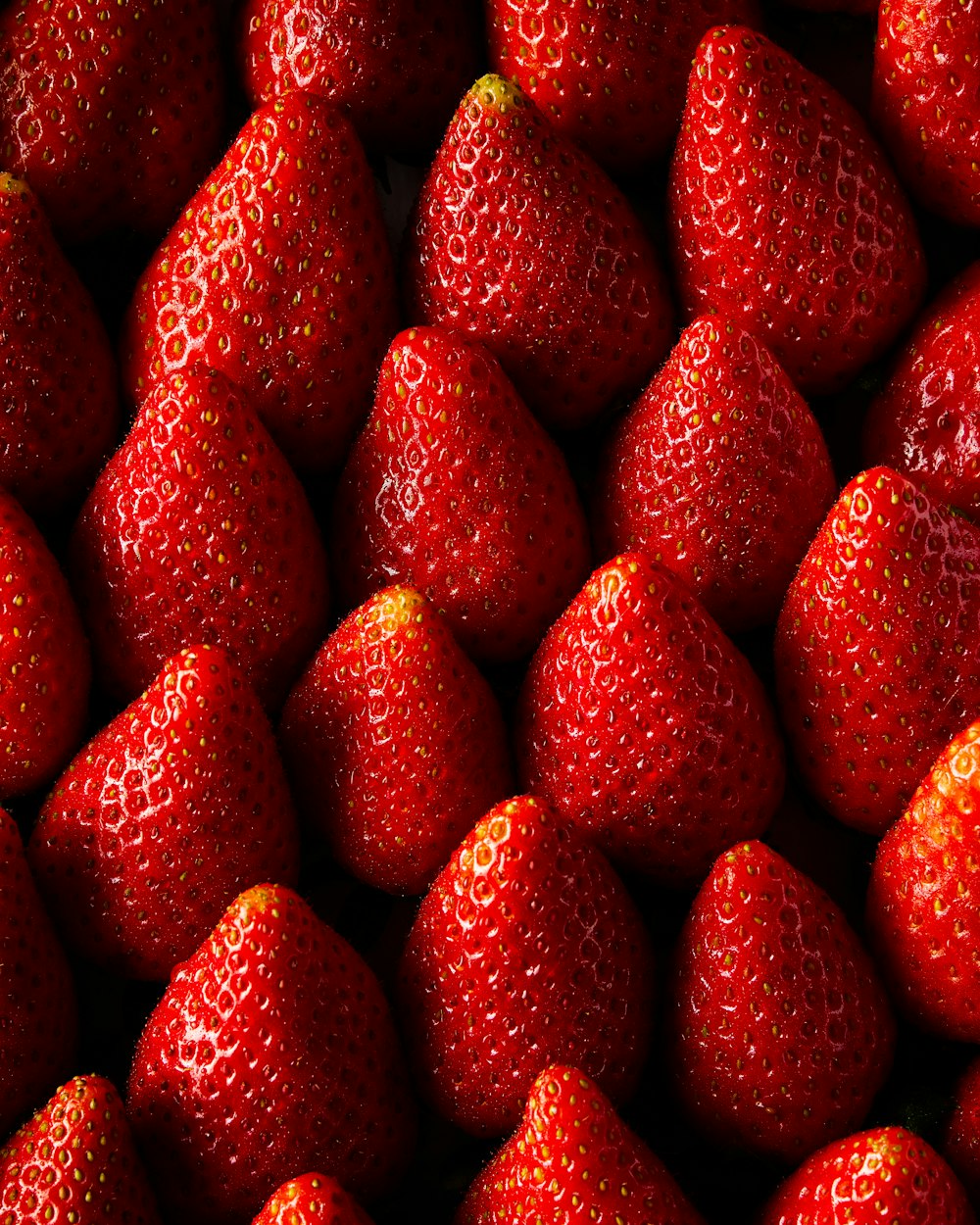 un tas de pommes de terre rouges