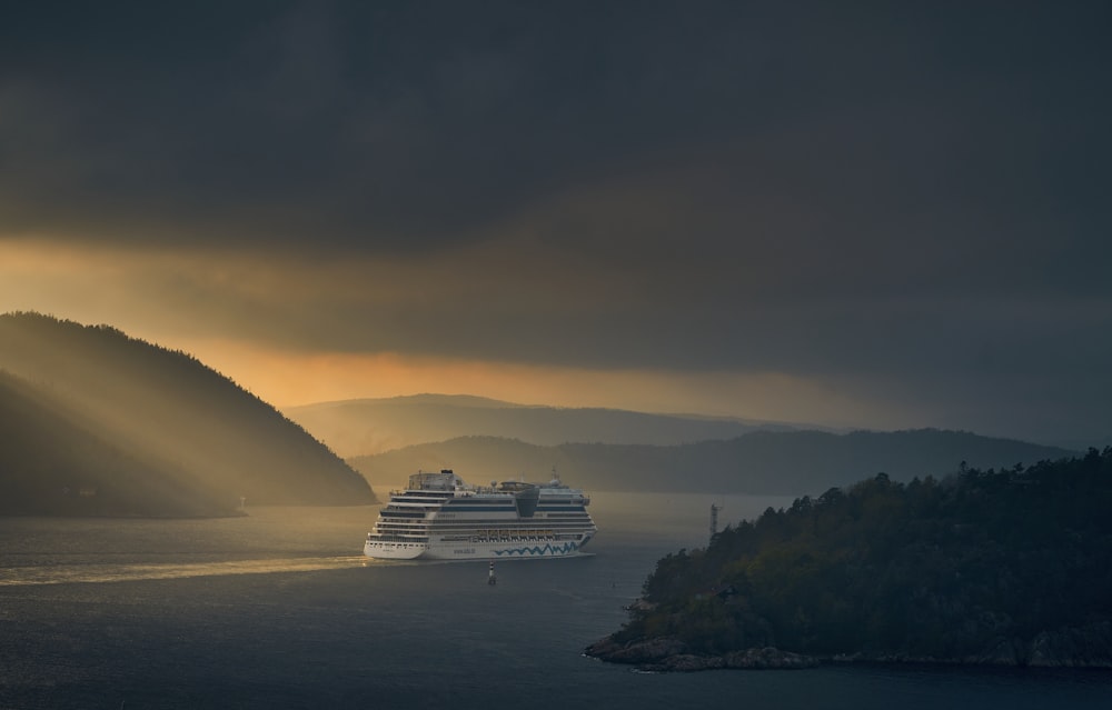 Un par de cruceros en una playa al atardecer