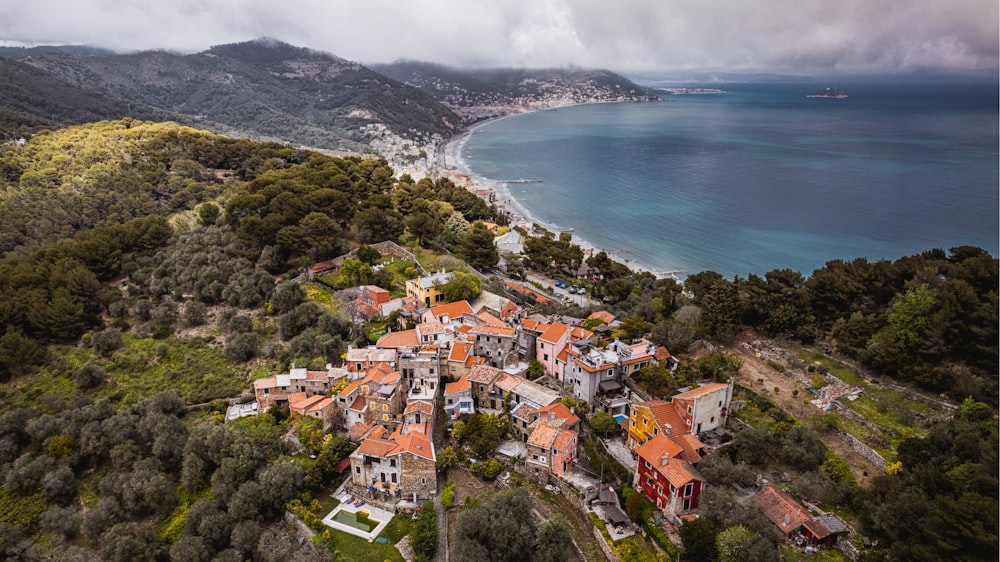 Une ville sur une colline au bord de l’eau